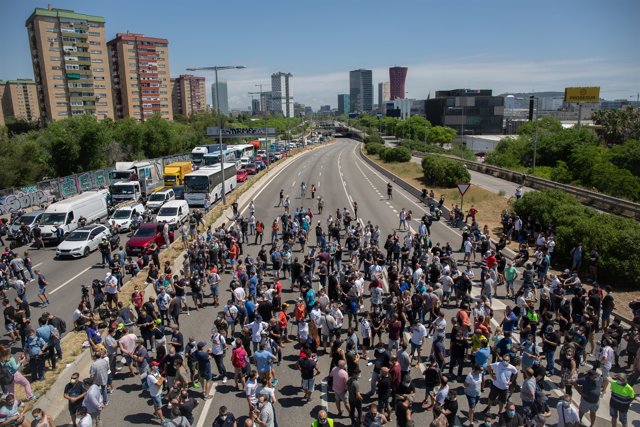 Trabajadores de la planta de producción de Nissan en Barcelona cortan la Gran Via el día en el que fabricante japonés de automóviles ha decidido cerrarla.  En Barcelona, Cataluña (España), a 28 de mayo de 2020.