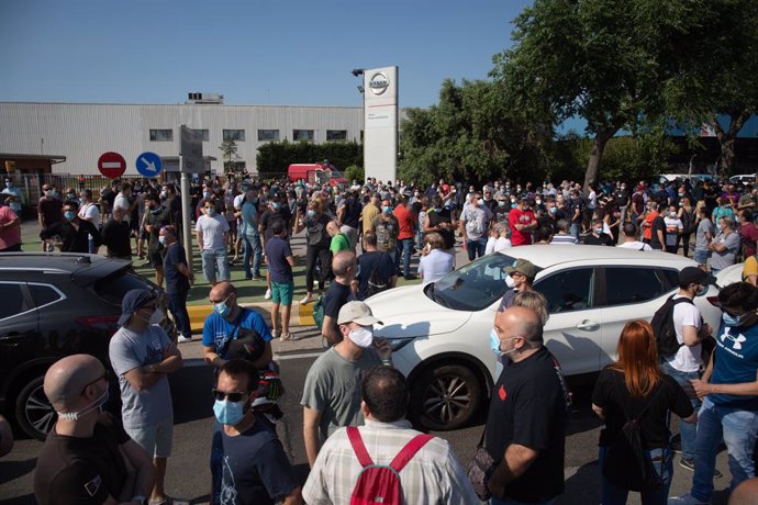 Treballadors de la planta de producció de Nissan a Barcelona es concentren en l'exterior de la fbrica en la Zona Franca el dia en el qual fabricant japons d'autombils ha decidit tancar-la. Afectar a un total de 3.000 llocs de treball directes.