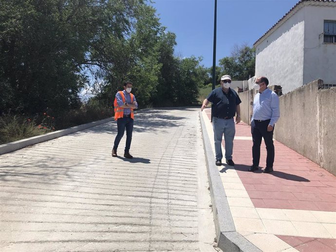 El concejal de Movilidad y Espacio Urbano, Luis Vélez, visita la calle Panorama tras las obras de reurbanización.