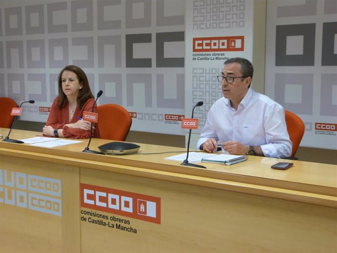 La secretaria de Salud Laboral de CCOO, Raquel Payo, y el secretario regional de CCOO, Paco de la Rosa.