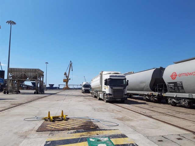 El Puerto de Tarragona hace una prueba con producto agroalimentario por ferrocarril, en el Muelle de Castilla, el 27/5/2020