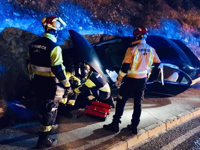 Bomberos y Policía Local asisten en un accidente en la Avenida de Granada