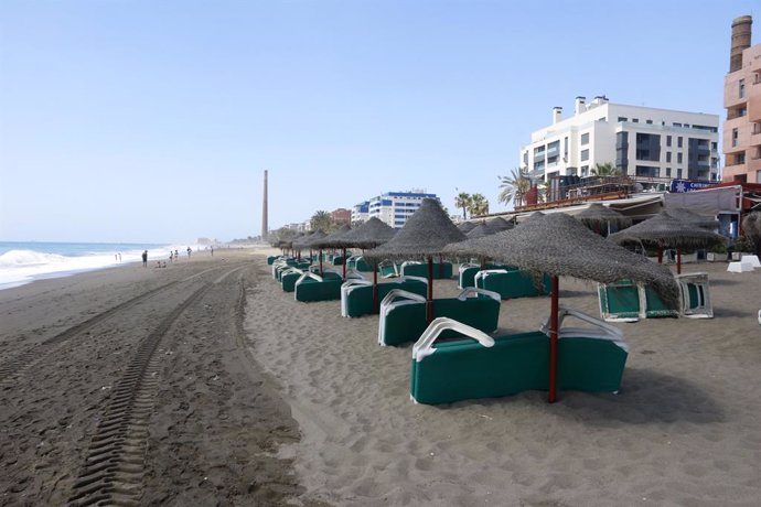 Paseantes disfrutan de la playa de Huelín durante la Fase 1 del Estado de Alarma. Málaga a 27 de mayo del 2020