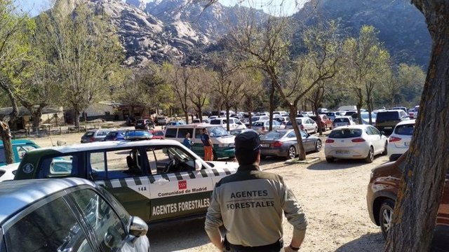Imagen de un aparcamento de La Pedriza antes de la declaración del estado de alarma.