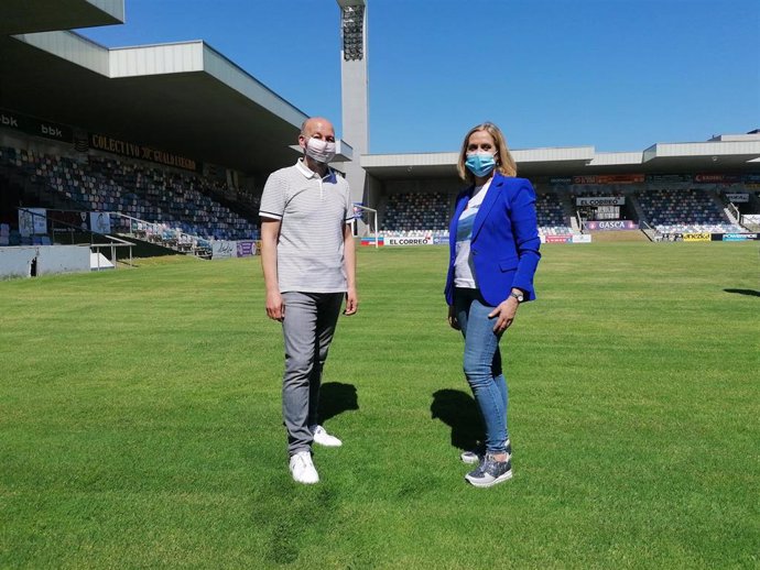 La alcaldesa de Barakaldo y el presidente del club de fútbol del municipio vizcaíno.