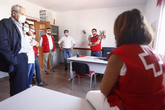Javier Aureliano García visita la sede de Cruz Roja en Vera