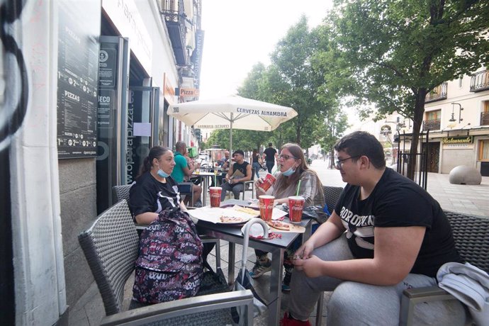 Varias personas sentadas en una céntrica terraza madrileña 