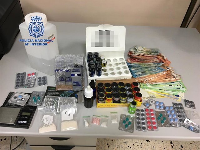 Nota Prensa Y Fotografía: "La Policía Nacional Desmantela Un Punto De Venta De Fármacos Y Sustancias Estupefacientes Y Detiene A Dos Jóvenes"