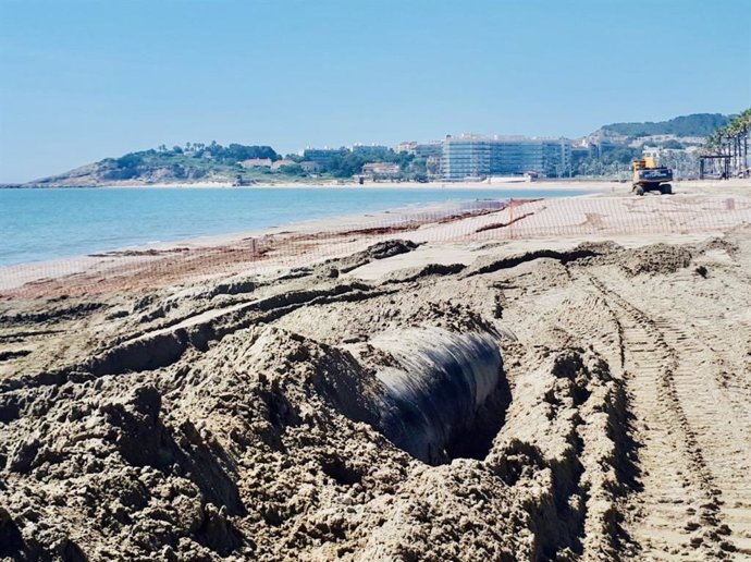 Una draga del Puerto de Tarragona en la playa de la Pineda repone arena