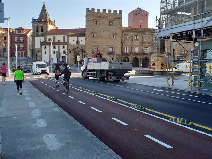 Carril bici del Muelle en Gijón, recientemente puesto en marcha dentro del plan de fomento del uso de las bicicletas