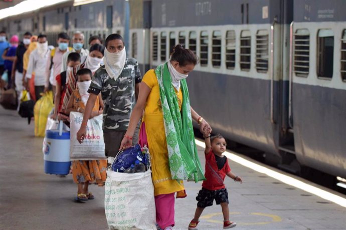 Tren con migrantes en India