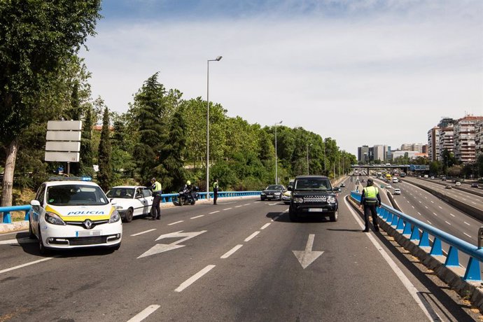 Agentes de la Policía Municipal de Madrid en un control policial en una de las salidas de la autopista de la M-30 durante la desescalada por el COVID-19