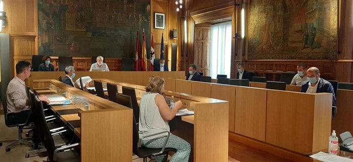 Asamblea General del Consorcio del Aeropuerto de León celebrado este jueves en el Salón de Plenos de la Diputación de León.