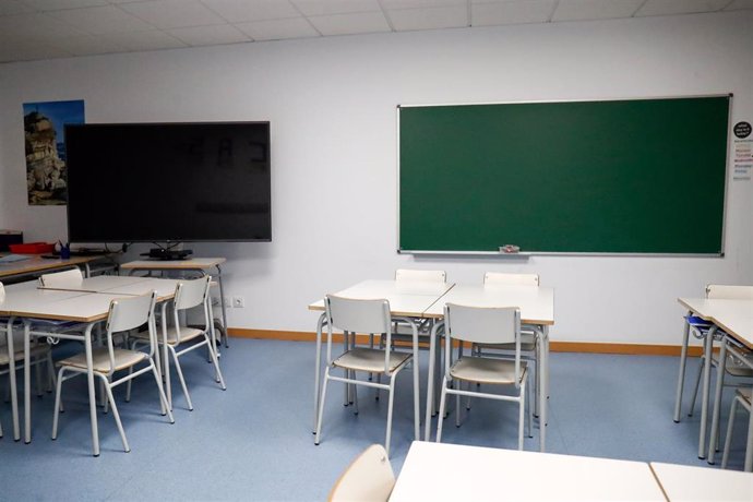 Sillas y mesas de un aula en el interior del Colegio Nobelis de Valdemoro, que debido a la pandemia del coronavirus tendrá que acondicionar sus aulas con medidas de distanciamiento e higiene