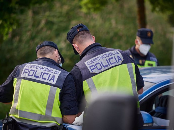 La Policía Nacional verifica los vehículos durante un control de movilidad realizado en Pamplona, Navarra, España, a 8 de mayo de 2020.