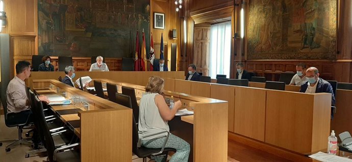 Asamblea General del Consorcio del Aeropuerto de León celebrado este jueves en el Salón de Plenos de la Diputación de León.