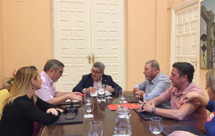 Carlos Toscano se reúne con representantes sindicales