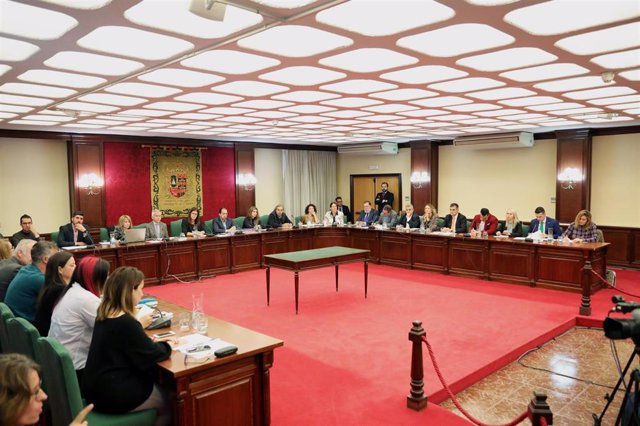 Sala de plenos del ayuntamiento de Móstoles en una sesión anterior a la crisis del coronavirus.