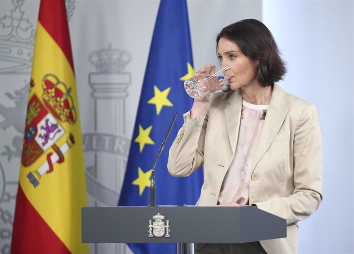 La ministra de Industria, Comercio y Turismo, Reyes Maroto, comparece ante los medios tras el Consejo de Ministros celebrado en Moncloa, en Madrid (España), a 26 de mayo de 2020.