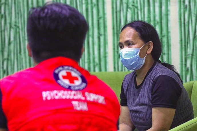 Un trabajador de apoyo psicológico de Cruz Roja