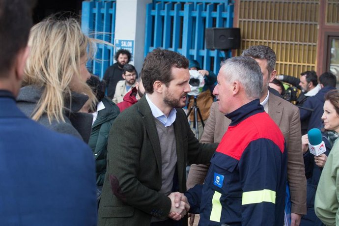 El presidente del PP, Pablo Casado, saluda a uno de los miembros del Comité de Empresa de Alcoa tras una reunión para conocer las reivindicaciones de los trabajadores de la fábrica ante su posible cierre, en San Cibrao/Lugo (España), a 5 de marzo de 202