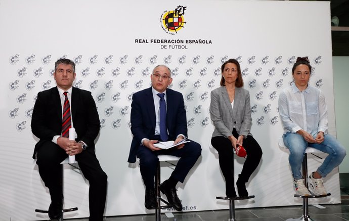  Iñaki Mikeo (izda) en una comparecencia de prensa junto a Andreu Camps, Elvira Andrés y Laura del Río