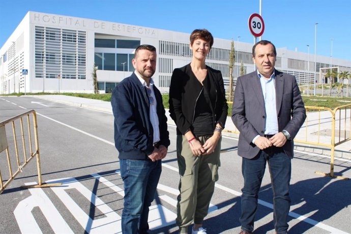 Emma Molina y Jose Luis Ruiz Espejo (PSOE) ante el Hospital de Estepona en una foto de archivo