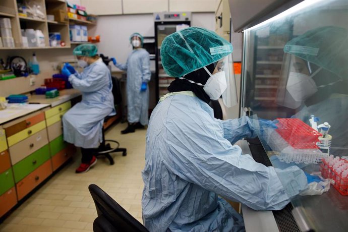 Trabajadores sanitarios en el Centro Médico Sheba de Israel durante la pandemia de coronavirus