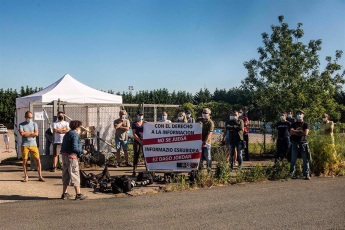 Fotógrafos deportivos a las puertas de Ibaia, la ciudad deportiva del Alavés, participan en la protesta promovida por la Asociación de Profesionales de prensa de Álava y por la ANIGP-TV