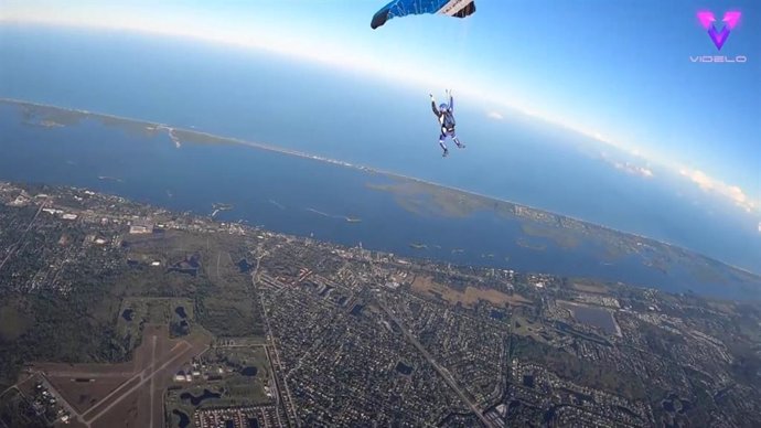 Este es el impresionante momento en que un paracaidista atraviesa a un grupo de paracaidistas a más de 240 km/h