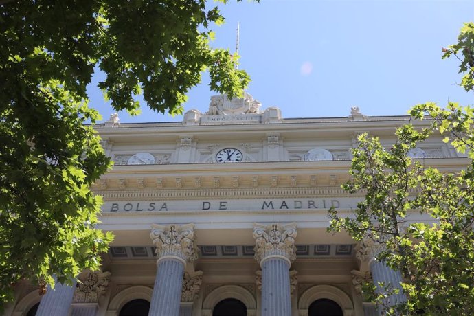 Fachada del edificio de la Bolsa de Madrid.