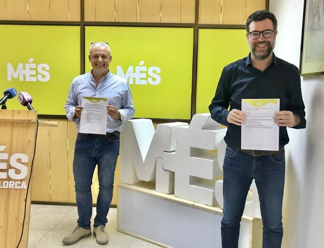 El coordinador de MÉS per Mallorca, Antoni Noguera, y el conseller insular de Promoción Económica y Desarrollo Local,  Jaume Alzamora