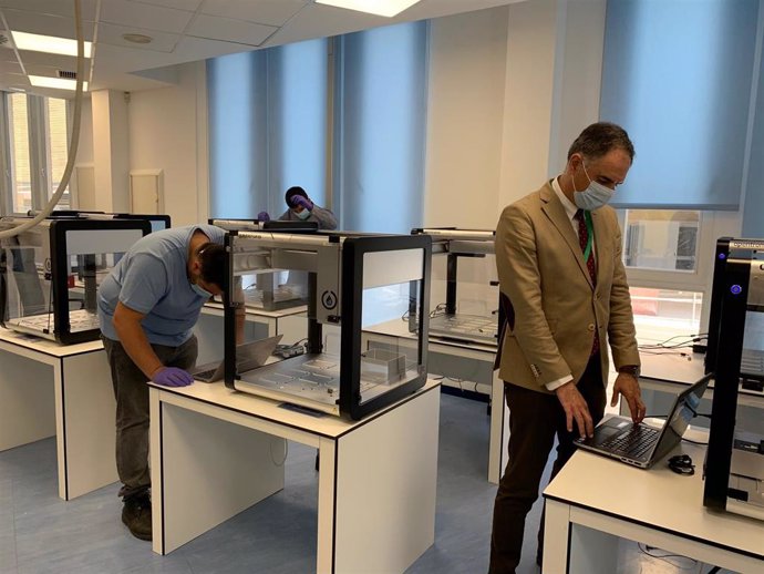 El Hospital Regional de Málaga comienza a instalar el robot Opentrons con capacidad para analizar 2.400 PCR al día