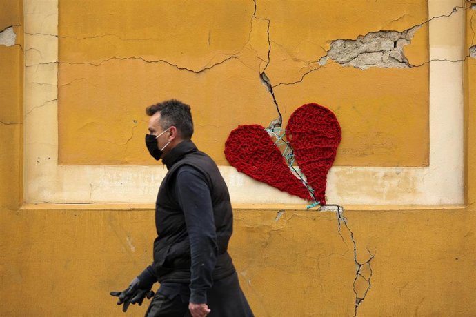 Un hombre con mascarilla en Zagreb, Croacia