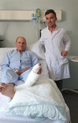 El cirujano Pablo Reyes junto al paciente tras la intervención.