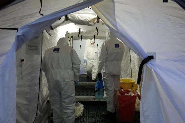 Trabajadores de proteccion civil se desinfectan contra el coronavirus en una carpa instalada en el hospital del PTS de Granada - AC-1. Granada a 31 de marzo del 2020