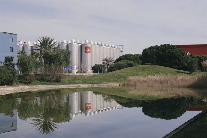 Vista exterior de la planta de producción de Damm en El Prat