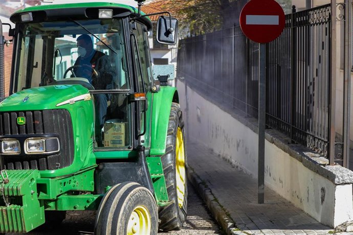 Un agricultor montado en su tractor