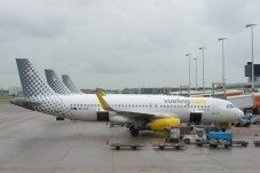 Imagen de archivo de aviones de Vueling estacionados. 