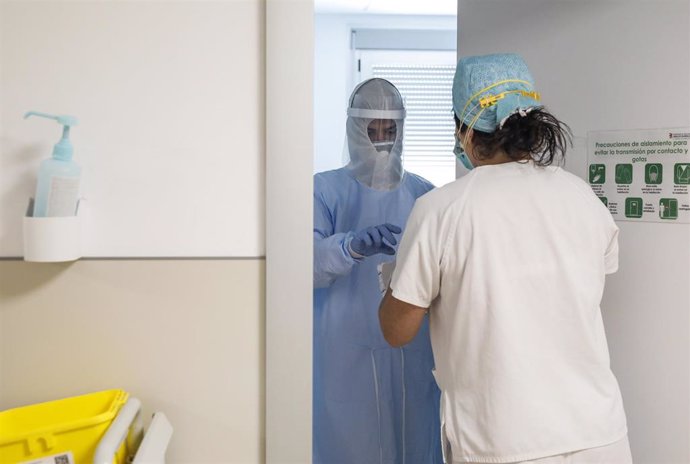 Trabajadores sanitarios entran en la habitación de un paciente negativo de Covid-19 en el Hospital Arnau de Vilanova