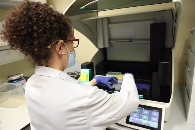 Una bióloga del Centro de Biología Molecular Severo Ochoa en el Campus de Cantoblanco de la Universidad Autónoma trabaja con un PCR digital robot formador de gotas.