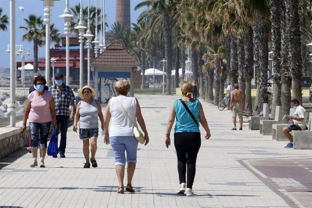 Paseantes disfrutan de la playa de Huelín durante la Fase 1 del Estado de Alarma. Málaga a 27 de mayo del 2020