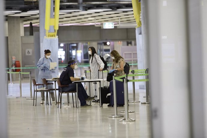 Varios pasajeros llegan al Aeropuerto Adolfo Suárez Madrid-Barajas procedente de Bogotá (Colombia), días después de la publicación en el BOE de que tan solo los aeropuertos de Barcelona, Gran Canaria, Madrid, Málaga y Palma de Mallorca tienen permitidos