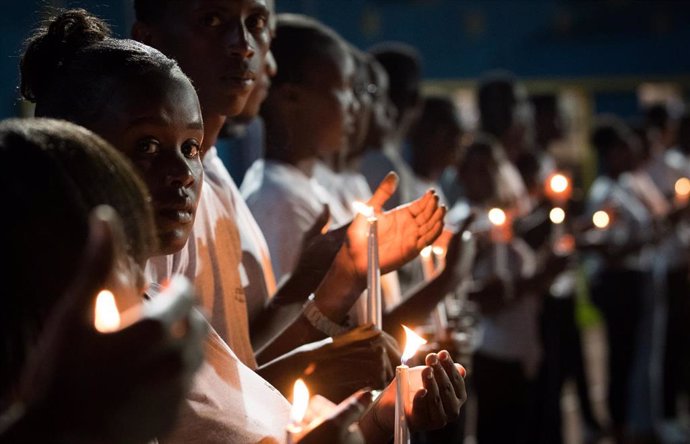 Varias personas participan en una vigilia en Kigali para recordar el 25 aniversario del genocidio de Ruanda en el que 800.000 personas de la etnia tutsi murieron a manos de la mayoría hutu.