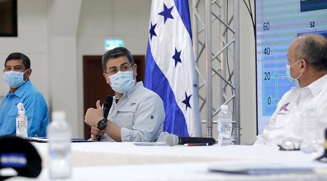 El presidente de Honduras, Juan Orlando Hernández, con mascarilla por la pandemia de coronavirus