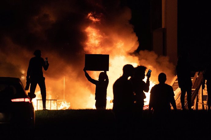 EEUU.-Minneápolis declara la emergencia por los disturbios derivados de la muert