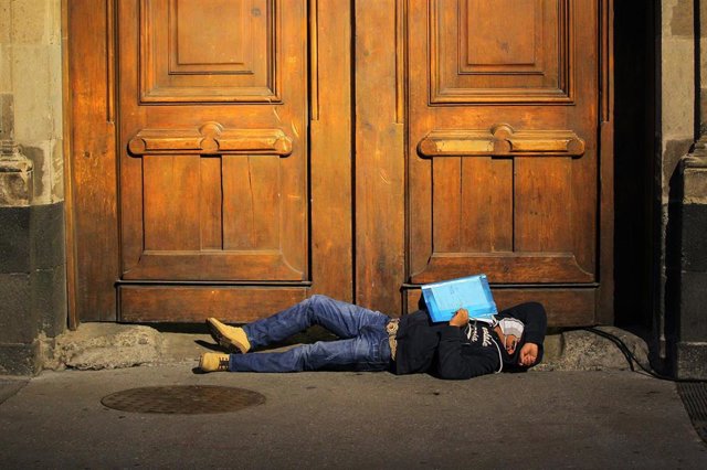 Una persona que dice estar afectado por la COVID-19 bloque uno de los accesos del Palacio Nacional a la espera de que la luz de su casa y de su negocio le sea repuesta.