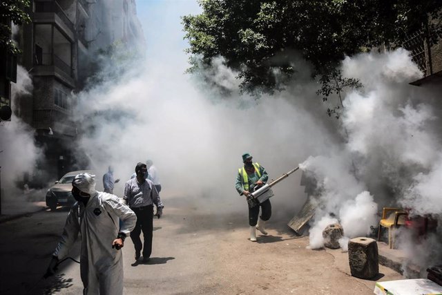 Labores de desinfección de una calle del centro de El Cairo. Egipto ha registrado por primera vez desde que estalló la crisis sanitaria más de 1.000 casos de la COVID-19.