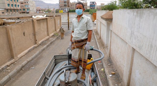 Un hombre trabaja en un camión que facilita agua limpia en Saná.