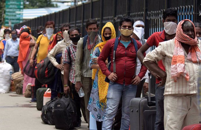 Migrant workers return home in India